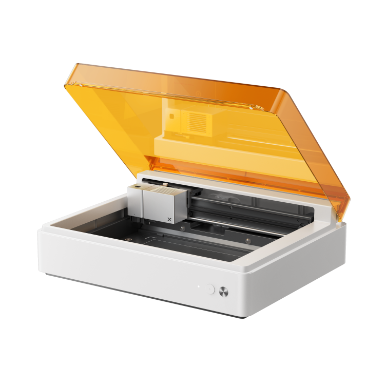 xTool M1 Ultra 20W Laser- und Schneidemaschine in geöffneter schräger Frontansicht mit orangener Schutzabdeckung und sichtbarem Arbeitsbereich.