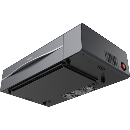 xTool P2 55W CO2 Desktop Laser Cutter in schwarzer Ausführung, schräge Unteransicht mit sichtbaren Lüftungsöffnungen und Gehäusedetails.