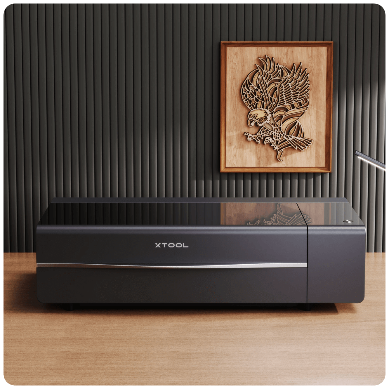 xTool P2 55W CO2 Desktop Laser Cutter in moderner Werkstattumgebung mit Holzgravur eines Adlers an der Wand.