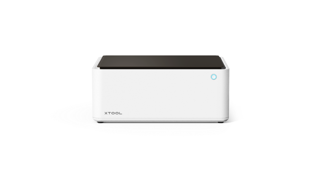 xTool M1 10W Desktop Hybrid Laser- und Schneidemaschine in geschlossener Frontansicht mit weißem Gehäuse und schwarzer Abdeckung.