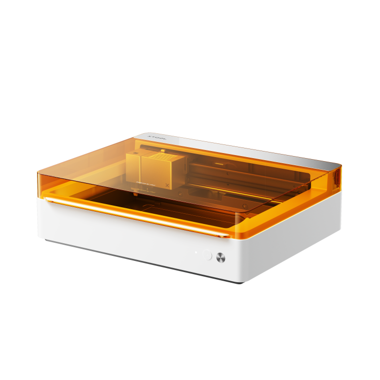 xTool M1 Ultra 10W Laser- und Schneidemaschine in schräger Seitenansicht mit geschlossenem orangefarbenem Sicherheitsdeckel.
