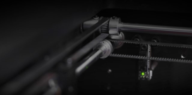 Detailansicht des optimierten Antriebssystems mit Riemenantrieb und Führungswellen im Raise3D Pro3 HS.