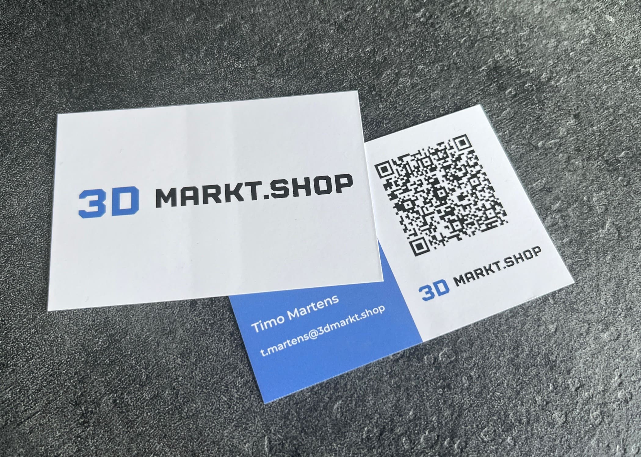 Visitenkarten mit 3D MARKT.SHOP Logo, QR-Code und Kontaktdaten für Beratung und Service