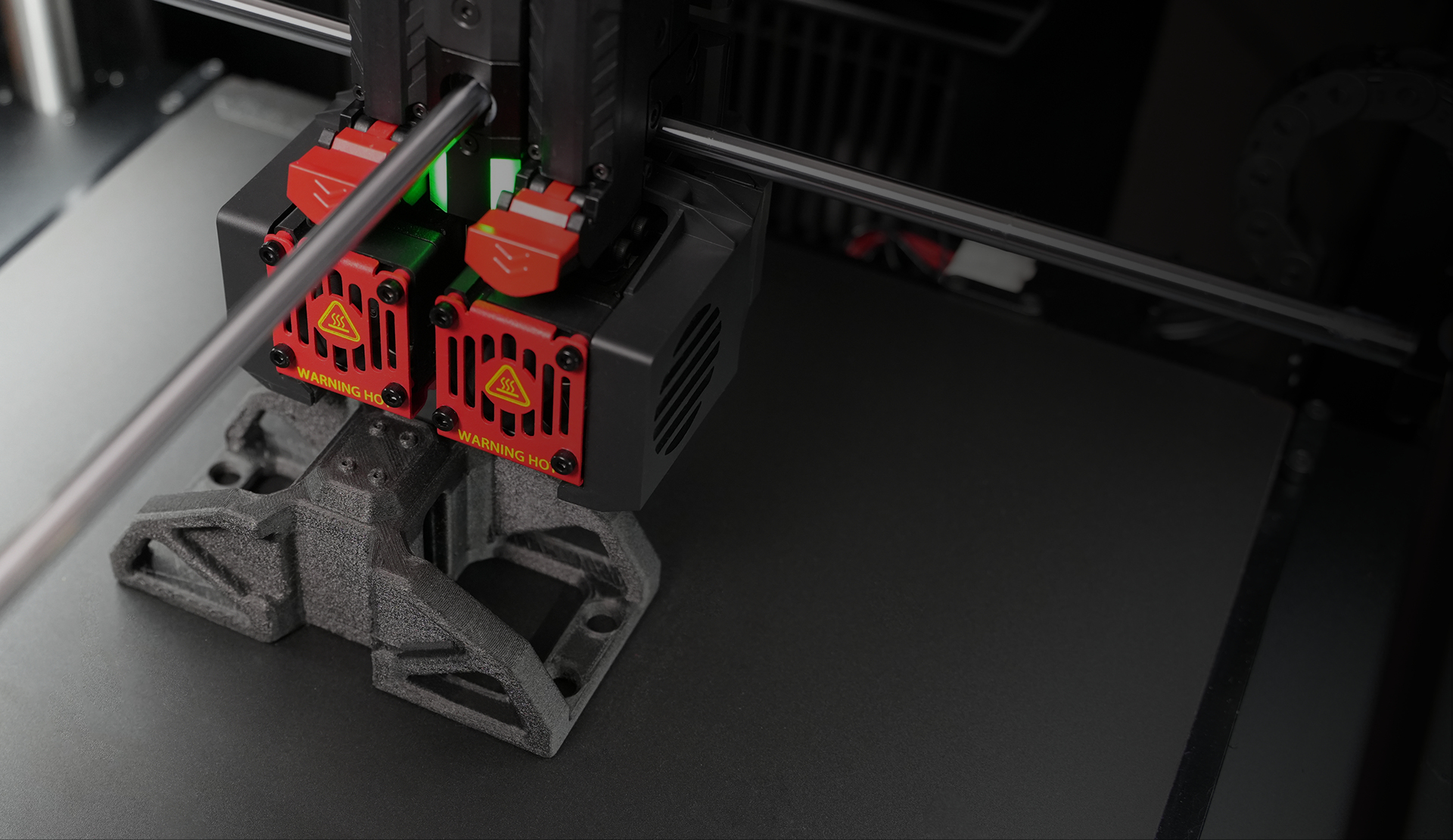 Dual-Extruder 3D-Drucker beim Druck eines technischen Bauteils aus faserverstärktem Filament