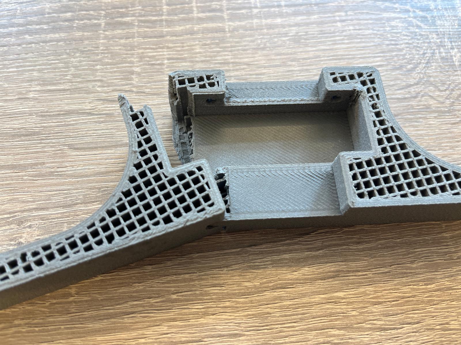 Defektes 3D-Druckteil mit sichtbarem Infill – Beispiel für Materialbruch bei technischer Belastung