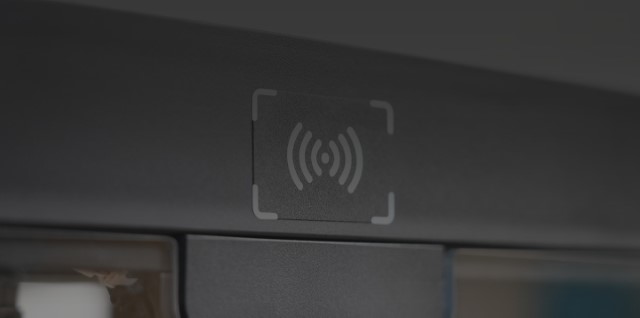 Nahaufnahme des RFID-Filament-Sensors an der Oberseite des Raise3D Pro3 HS 3D-Druckers.
