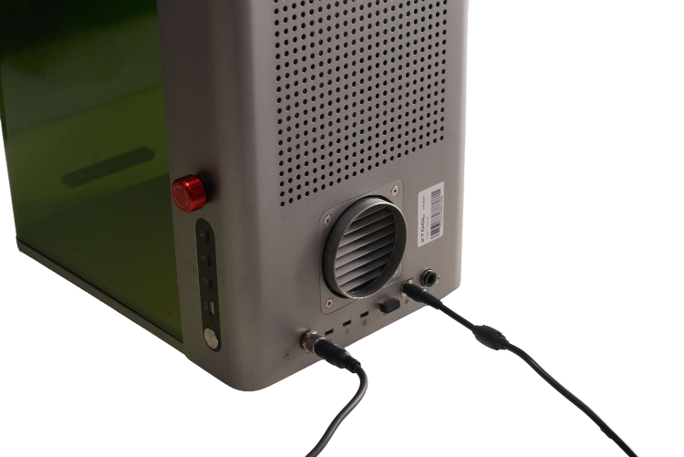 Rückseite des xTool F1 Ultra Lasergravierers mit Lüftungsgitter, Anschlusskabeln, Not-Aus-Schalter und Bedienelementen.